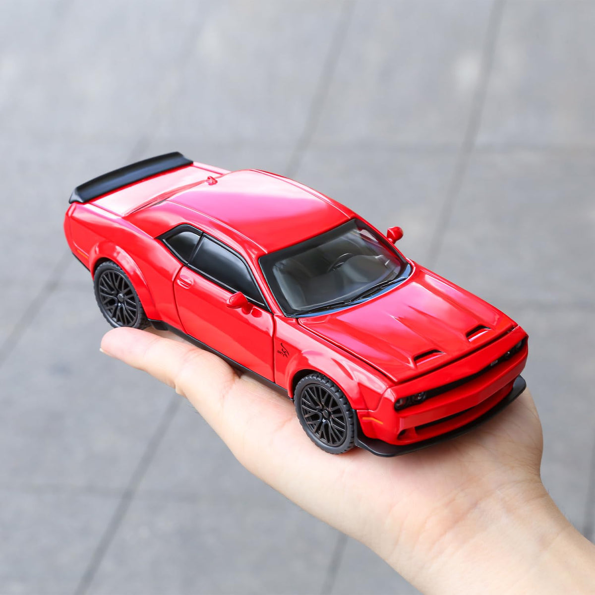 Dodge Challenger SRT Hellcat 1:24 Diecast Scale Model Car